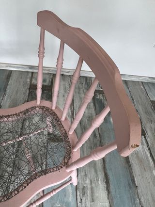 Silla vintage rosa decoración asiento alambre