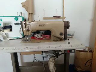 Máquina de coser industrial Pfaff con mesa