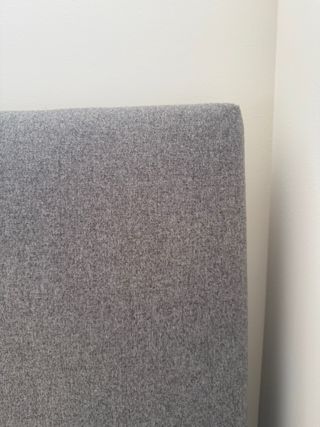 Cabecero de tela gris