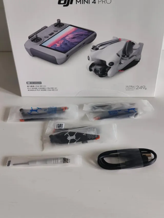 Nuovo | DJI Mini 4 Pro Fly More Combo + Borsetta