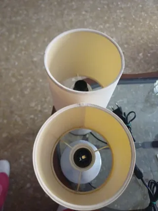 Pareja de lámparas de mesa beige y plata