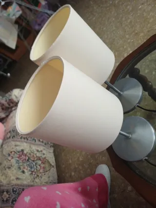 Pareja de lámparas de mesa beige y plata