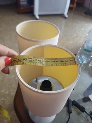 Pareja de lámparas de mesa beige y plata