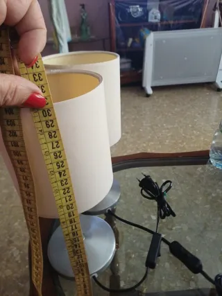 Pareja de lámparas de mesa beige y plata