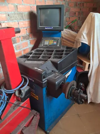 Desmontadora y equilibradora de neumáticos