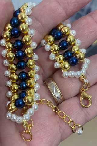Pulsera de perlas y cuentas doradas