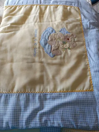 Manta de bebé con osito bordado