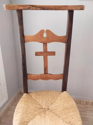 Reclinatorio antiguo de madera