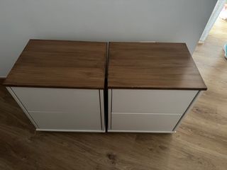 Mesitas de noche blancas y madera