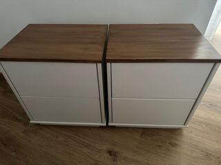 Mesitas de noche blancas y madera