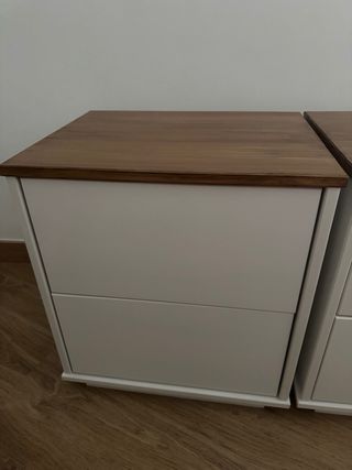 Mesitas de noche blancas y madera