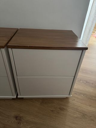 Mesitas de noche blancas y madera