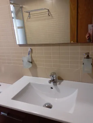 Mueble de baño con lavabo y espejo