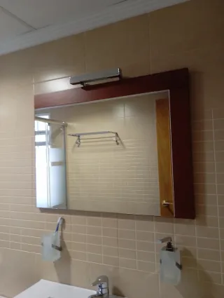 Mueble de baño con lavabo y espejo