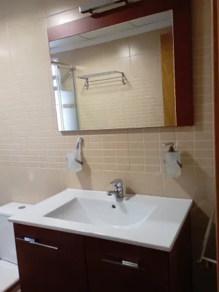 Mueble de baño con lavabo y espejo