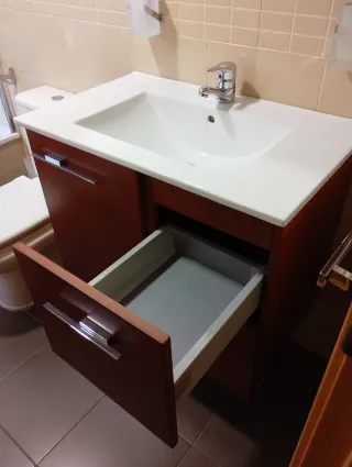 Mueble de baño con lavabo y espejo
