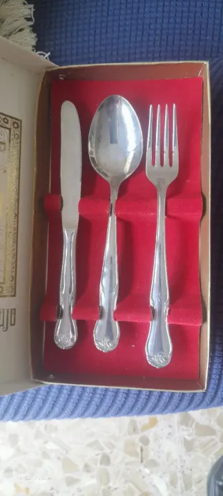 Juego de cubiertos de metal plateado