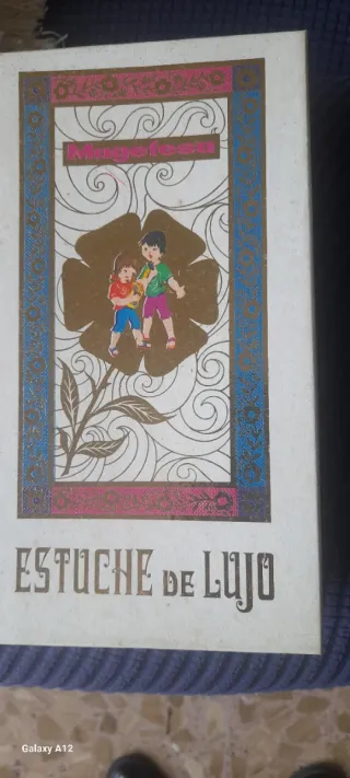 Juego de cubiertos de metal plateado