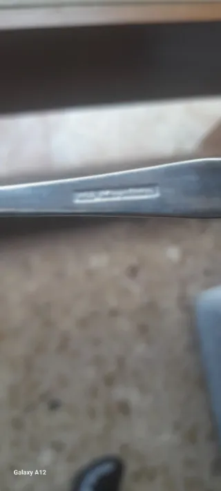 Juego de cubiertos de metal plateado