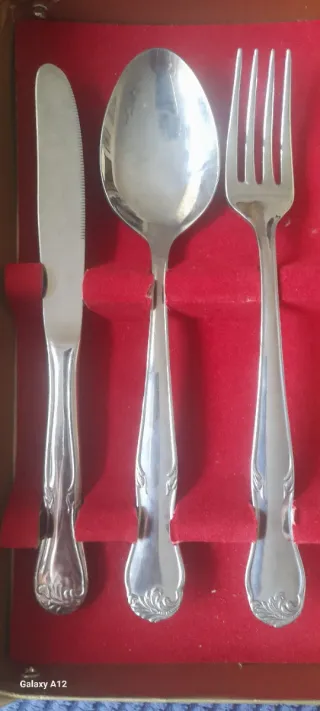 Juego de cubiertos de metal plateado