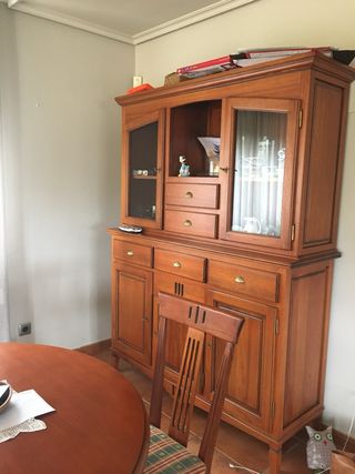 Chinero, mesa y 4 sillas