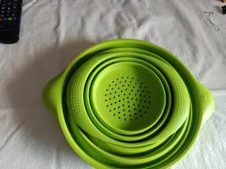 Coladores plegables verdes