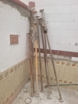 Puntales de obra metálicos