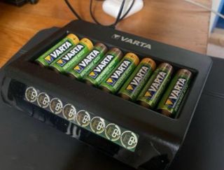 Caricabatterie Varta LCD Multi+