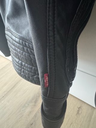 Cazadora Levi's de cuero negra