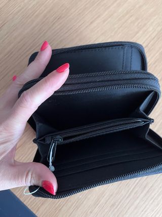 Cartera DKNY negra con logo