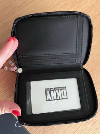 Cartera DKNY negra con logo