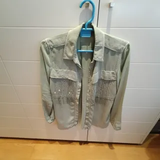 Camisa Zara verde con tiras de stras