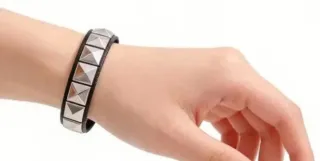 Pulsera tachuelas negra y plateada