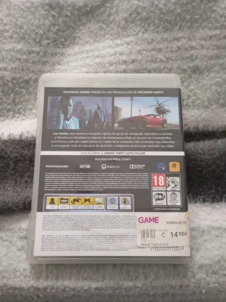 Cajas de Grand Theft Auto V PS3 y colín mcrae DIRT