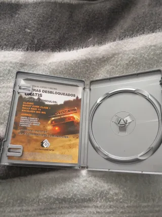 Cajas de Grand Theft Auto V PS3 y colín mcrae DIRT