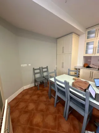 Mesa y 8 sillas a juego