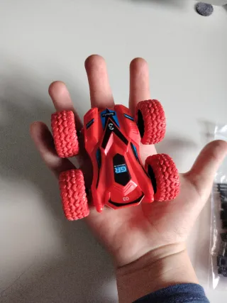 Coche todoterreno rojo de inercia