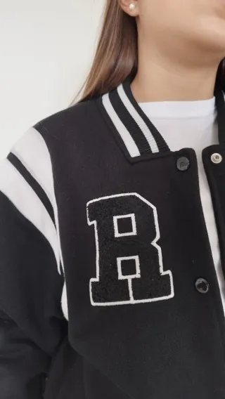 Cazadora Bershka Universitaria Negra Talla M
