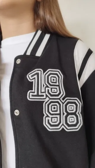 Cazadora Bershka Universitaria Negra Talla M