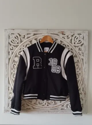 Cazadora Bershka Universitaria Negra Talla M