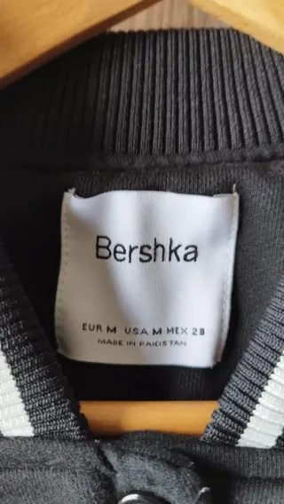 Cazadora Bershka Universitaria Negra Talla M