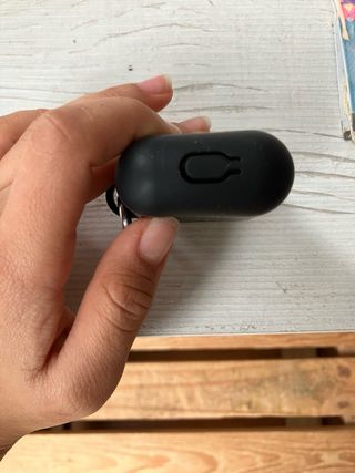 Funda AirPods Negra con Mosquetón
