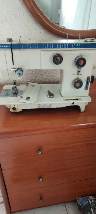 Máquina de coser Refrey
