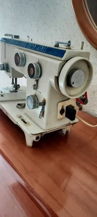 Máquina de coser Refrey