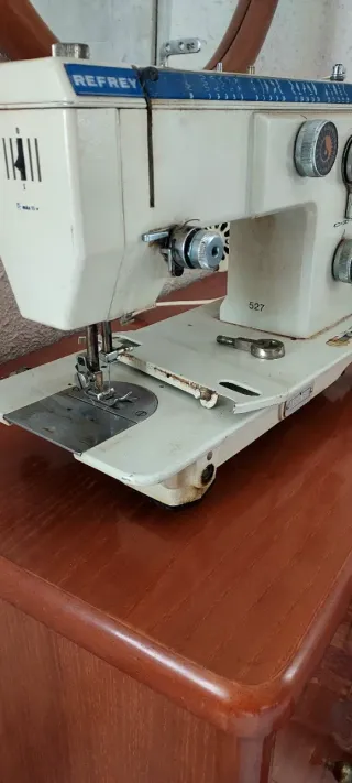 Máquina de coser Refrey