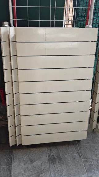 Radiadores blancos de metal