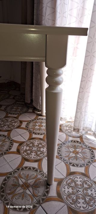 Mesa comedor extensible y 2 sillas blancas