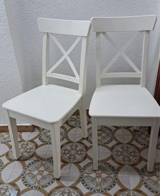 Mesa comedor extensible y 2 sillas blancas