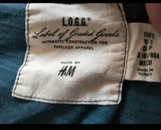 Camiseta azul de H&M.