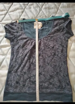 Camiseta azul de H&M.